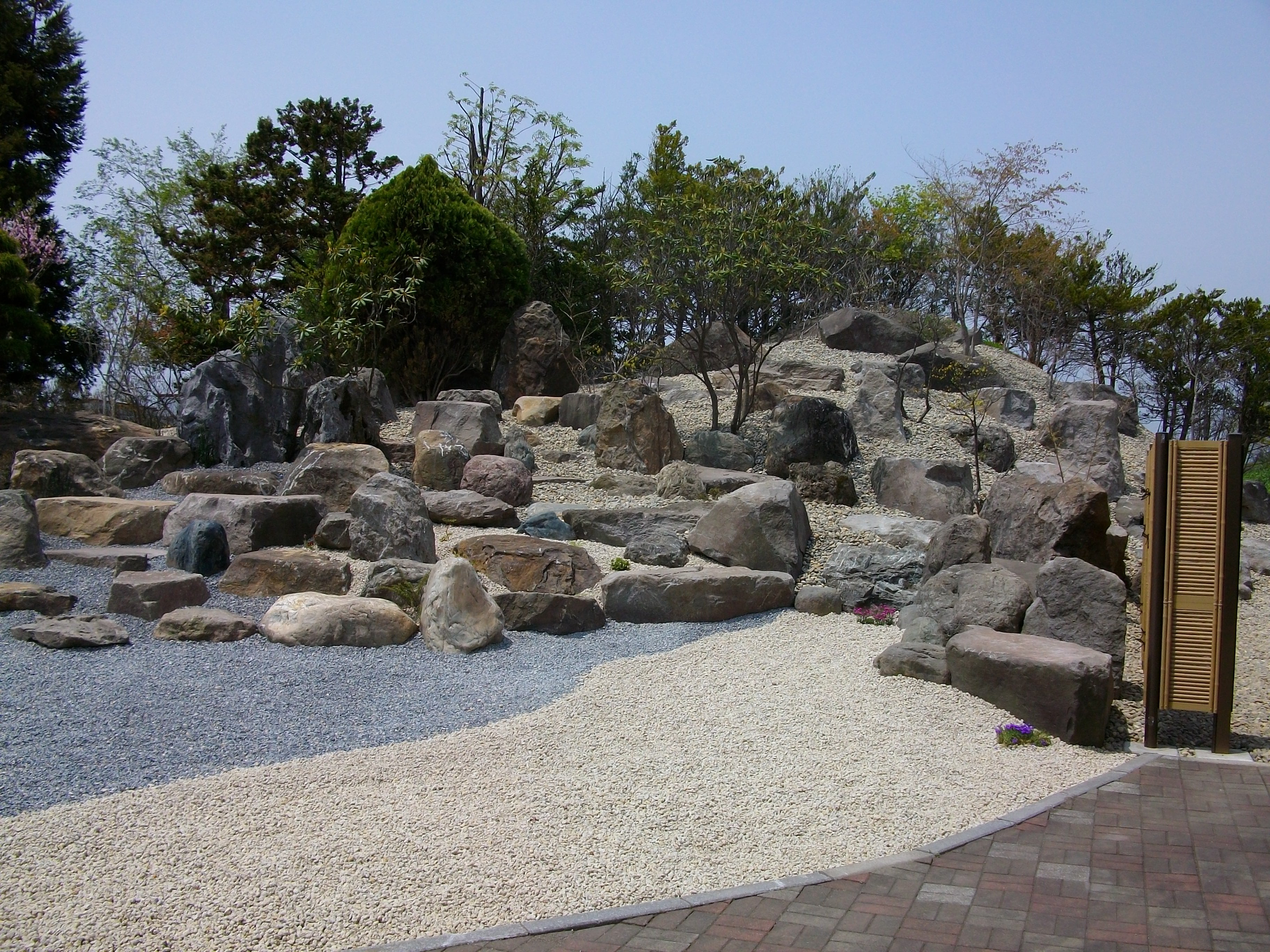 石を主体とした枯山水庭園